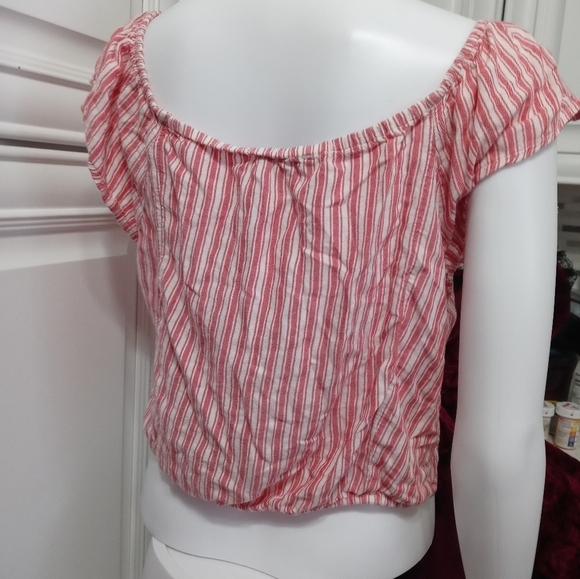AMERICAN EAGLE OFF THE SHOULDER BUTTON FRONT CANDY CANE STRIPE V NECK CROP TOP - Picture 6 of 9